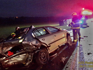 Při hromadném střetu tří vozidel se zranili tři lidé. Jedno auto skončilo převrácené na střechu, další na boku