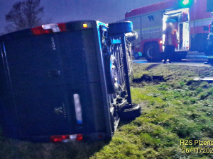 Při hromadném střetu tří vozidel se zranili tři lidé. Jedno auto skončilo převrácené na střechu, další na boku