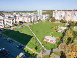 Stromy, hřiště, psí loučka i kavárna. Louka za školou prošla proměnou za 23,5 milionu korun