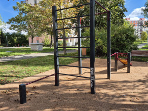 Stromy, hřiště, psí loučka i kavárna. Louka za školou prošla proměnou za 23,5 milionu korun