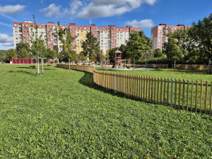 Stromy, hřiště, psí loučka i kavárna. Louka za školou prošla proměnou za 23,5 milionu korun