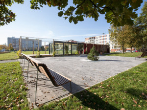 Stromy, hřiště, psí loučka i kavárna. Louka za školou prošla proměnou za 23,5 milionu korun