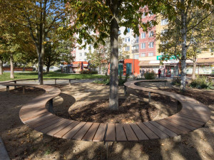 Stromy, hřiště, psí loučka i kavárna. Louka za školou prošla proměnou za 23,5 milionu korun