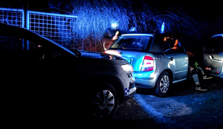 Za volantem neosvětleného auta seděl zřejmě duch