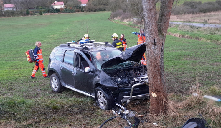 Auto začalo po nárazu do stromu hořet. Jeden ze svědků ihned přispěchal s hasicím přístrojem