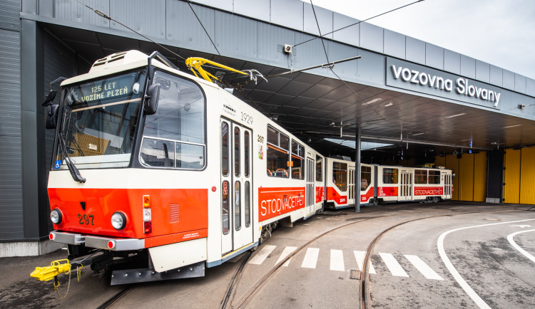 Retro vánoční tramvaj se letos pyšní řadou novinek, cestující je ocení hlavně v interiéru