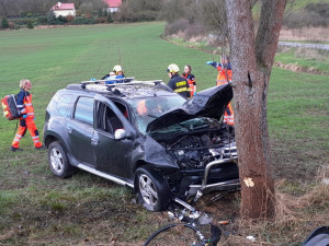 Auto začalo po nárazu do stromu hořet. Jeden ze svědků ihned přispěchal s hasicím přístrojem