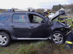 Auto začalo po nárazu do stromu hořet. Jeden ze svědků ihned přispěchal s hasicím přístrojem