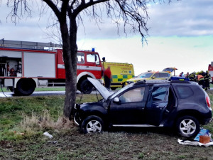 Auto začalo po nárazu do stromu hořet. Jeden ze svědků ihned přispěchal s hasicím přístrojem