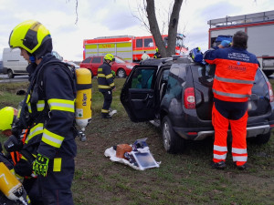 Auto začalo po nárazu do stromu hořet. Jeden ze svědků ihned přispěchal s hasicím přístrojem