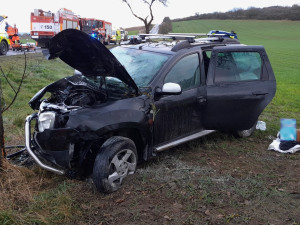 Auto začalo po nárazu do stromu hořet. Jeden ze svědků ihned přispěchal s hasicím přístrojem