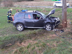Auto začalo po nárazu do stromu hořet. Jeden ze svědků ihned přispěchal s hasicím přístrojem