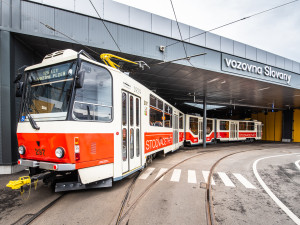 Retro vánoční tramvaj se letos pyšní řadou novinek, cestující je ocení hlavně v interiéru