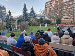 Senioři ze Čtyřlístku si užili rozsvícení vánočního stromečku, během svátků tam pečou i cukroví nebo soutěží o nej bramborový salát