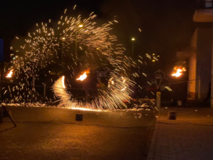 Senioři ze Čtyřlístku si užili rozsvícení vánočního stromečku, během svátků tam pečou i cukroví nebo soutěží o nej bramborový salát