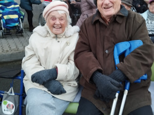 Senioři ze Čtyřlístku si užili rozsvícení vánočního stromečku, během svátků tam pečou i cukroví nebo soutěží o nej bramborový salát