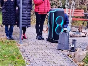 Senioři ze Čtyřlístku si užili rozsvícení vánočního stromečku, během svátků tam pečou i cukroví nebo soutěží o nej bramborový salát