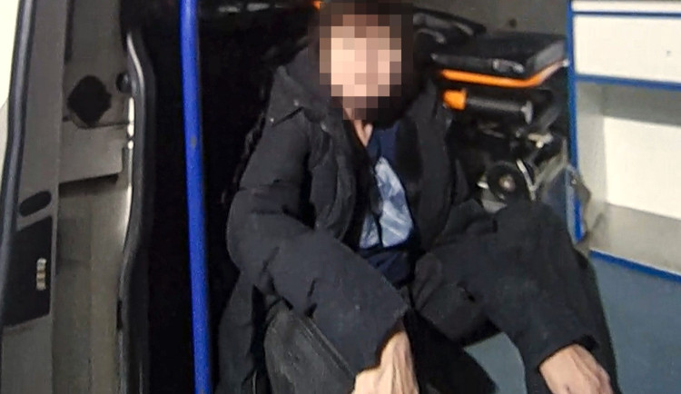 Na noční směnu do firmy dorazila pracovnice v silně podroušeném stavu. Putovala rovnou na záchytku