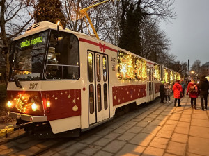 Na premiérovou jízdu vyrazila do ulic speciálně nazdobená a hodně rozzářená vánoční retro tramvaj