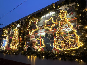 Na premiérovou jízdu vyrazila do ulic speciálně nazdobená a hodně rozzářená vánoční retro tramvaj
