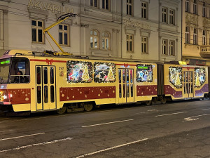 Na premiérovou jízdu vyrazila do ulic speciálně nazdobená a hodně rozzářená vánoční retro tramvaj