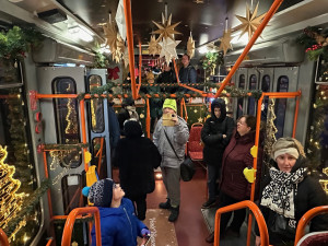 Na premiérovou jízdu vyrazila do ulic speciálně nazdobená a hodně rozzářená vánoční retro tramvaj