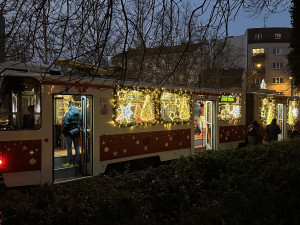 Na premiérovou jízdu vyrazila do ulic speciálně nazdobená a hodně rozzářená vánoční retro tramvaj