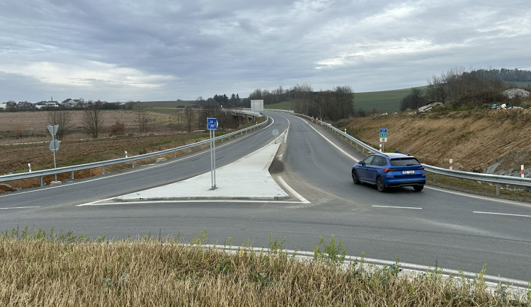 Nový obchvat Klatov je hotový a průjezdný v celé své délce 7,6 km. Cestu na Šumavu zkrátí o 10 minut