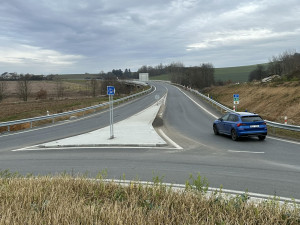 Nový obchvat Klatov je hotový a průjezdný v celé své délce 7,6 km. Cestu na Šumavu zkrátí o 10 minut