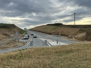 Nový obchvat Klatov je hotový a průjezdný v celé své délce 7,6 km. Cestu na Šumavu zkrátí o 10 minut