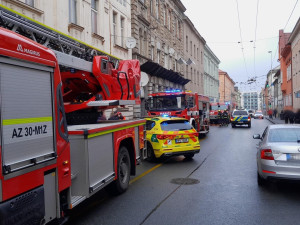 Na ulici létaly hořící části nábytku z oken bytu, ve kterém vypukl požár. Dva lidé skončili v péči záchranářů