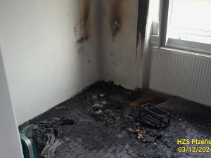 Na ulici létaly hořící části nábytku z oken bytu, ve kterém vypukl požár. Dva lidé skončili v péči záchranářů