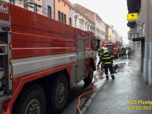 Na ulici létaly hořící části nábytku z oken bytu, ve kterém vypukl požár. Dva lidé skončili v péči záchranářů