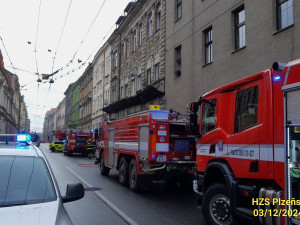 Na ulici létaly hořící části nábytku z oken bytu, ve kterém vypukl požár. Dva lidé skončili v péči záchranářů