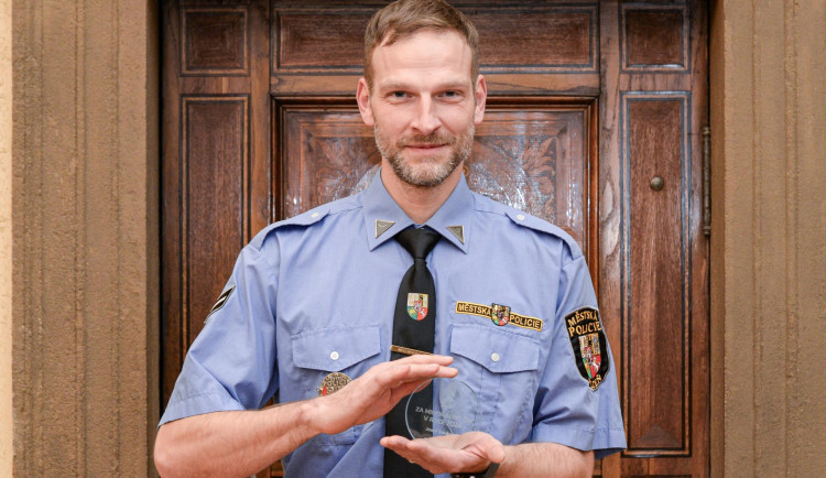 Strážník zachránil hned dva lidské životy. Nebuďte k okolí lhostejní, vzkázal, město předalo ocenění
