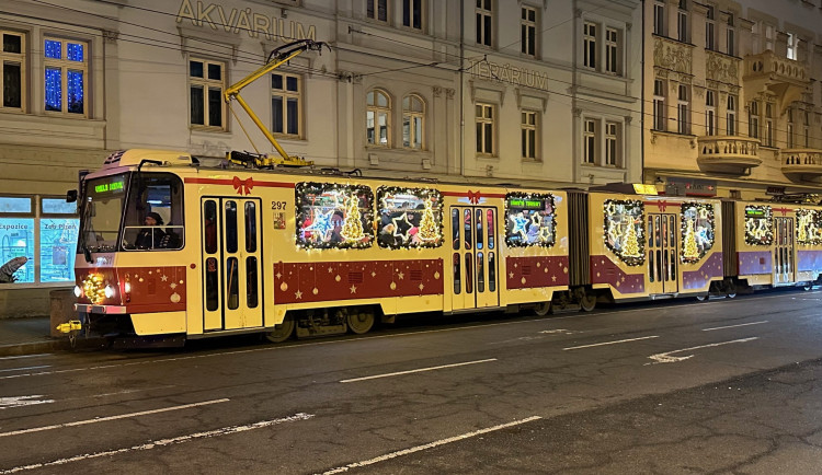 ANKETA: Jak se vám líbí plzeňská vánoční retro tramvaj? Oznámkujte ji jako ve škole