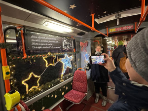 ANKETA: Jak se vám líbí plzeňská vánoční retro tramvaj? Oznámkujte ji jako ve škole