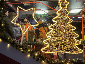 ANKETA: Jak se vám líbí plzeňská vánoční retro tramvaj? Oznámkujte ji jako ve škole
