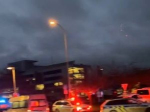 Na Západočeské univerzitě v Plzni je hlášena střelba. Na místě zasahují desítky policistů a těžkooděnci