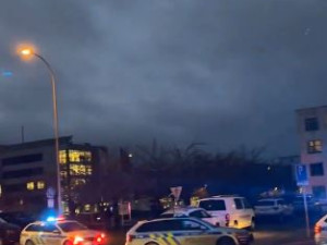 Na Západočeské univerzitě v Plzni je hlášena střelba. Na místě zasahují desítky policistů a těžkooděnci