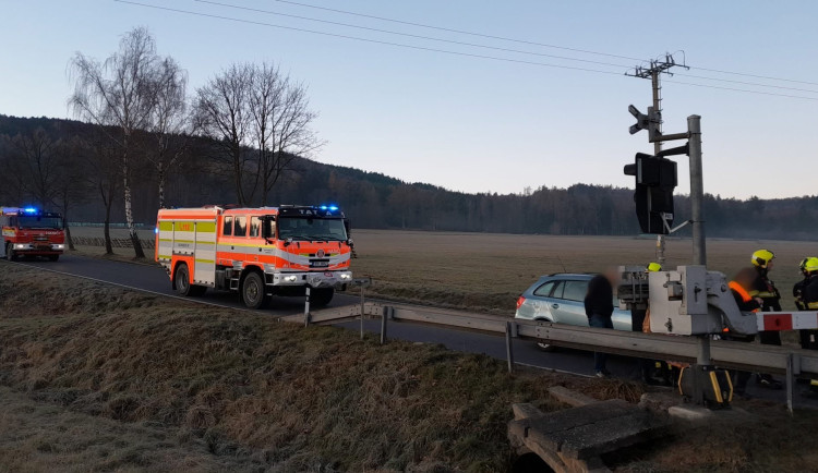 Na železničním přejezdu narazil osobák do vlaku. Mladá řidička nestačila své vozidlo zabrzdit