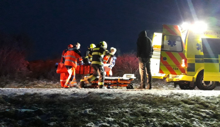 Řidič ve vysoké rychlosti vyletěl s autem mimo dálnici, kde narazil do značky a náklaďáku. Na místě zahynul