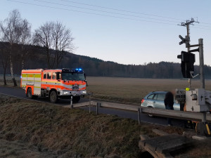 Na železničním přejezdu narazil osobák do vlaku. Mladá řidička nestačila své vozidlo zabrzdit