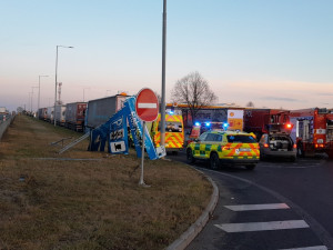 Řidič ve vysoké rychlosti vyletěl s autem mimo dálnici, kde narazil do značky a náklaďáku. Na místě zahynul