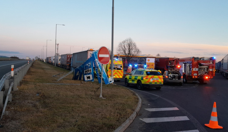 Řidič ve vysoké rychlosti vyletěl s autem mimo dálnici, kde narazil do značky a náklaďáku. Na místě zahynul