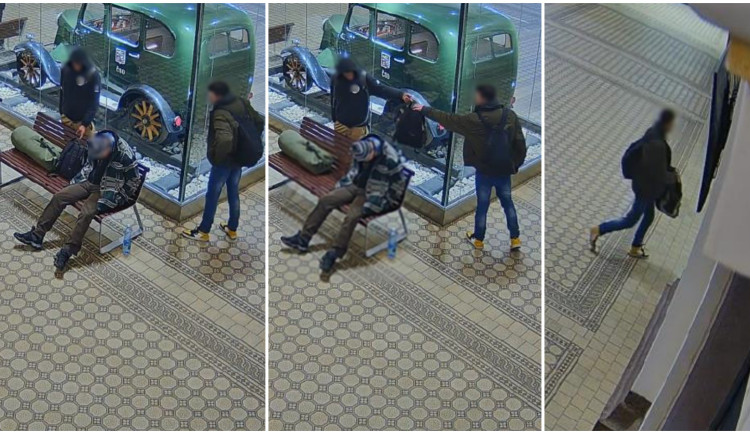 Starší muž při čekání na vlak usnul v hale nádraží, dvojice zlodějů ho nestydatě okradla