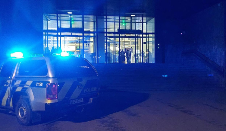 Policisté obvinili dva studenty, kteří na tísňovou linku ohlásili střelbu na univerzitě