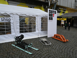 V centru města vyrostla sjezdovka, děti si na ní mohou vyzkoušet designové a hravé sáňky