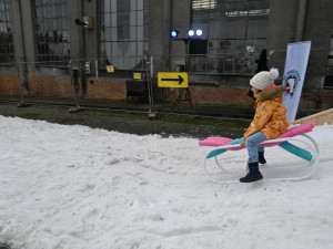 V centru města vyrostla sjezdovka, děti si na ní mohou vyzkoušet designové a hravé sáňky
