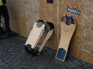 V centru města vyrostla sjezdovka, děti si na ní mohou vyzkoušet designové a hravé sáňky